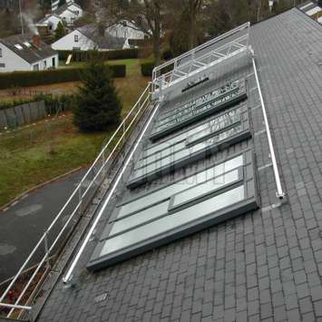 Schuin geplaatste werkplatform met trap voor glazenwassen op een dak. Schuin geplaatste werkplatform met trap voor glazenwassen - Building Maintenance Unit